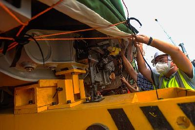 Petugas tengah melakukan pengecekan gerbong kereta api cepat di Pelabuhan Tanjung Priok, Jakarta Utara, 2 September 2022. Tempo/Tony Hartawan
