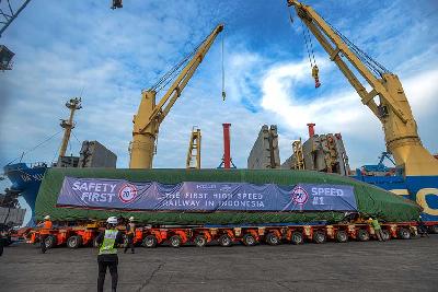 Pekerja dengan dibantu alat berat menurunkan gerbong kereta api cepat di Pelabuhan Tanjung Priok, Jakarta Utara, 2 September 2022. Tempo/Tony Hartawan