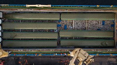 Gerbong kereta api cepat di Pelabuhan Tanjung Priok, Jakarta Utara, 2 September 2022. Tempo/Tony Hartawan