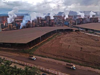 Aktivitas tungku smelter nikel di kawasan industri di Konawe, Sulawesi Tenggara, 9 September 2022. ANTARA/Jojon