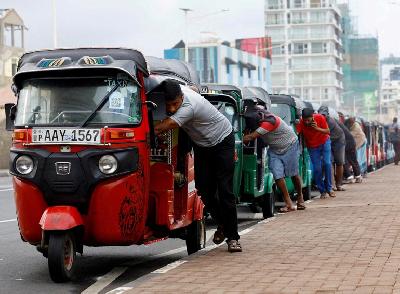 Sejumlah angkutan umum antre membeli bahan bakar di Kolombo, Sri Lanka, 29 Juli 2022. REUTERS/Kim Kyung-Hoon