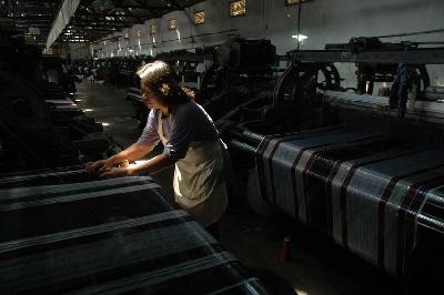 Pekerja menjalankan mesin tenun industri tekstil di Desa Padamulya, Kecamatan Majalaya, Kabupaten Bandung, Jawa Barat. TEMPO/Prima Mulia