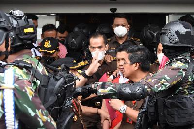 Mantan Kadiv Propam Polri Ferdy Sambo dikawal petugas saat proses pelimpahan berkas perkara tahap dua di Gedung Kejaksaan Agung, Jakarta, 5 Oktober 2022. ANTARA/Indrianto Eko Suwarso