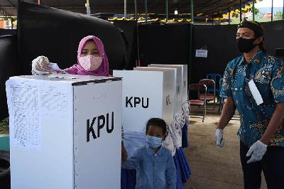 Warga mengikuti Pemilihan Kepala Daerah serentak di Mekarsari, Kabupaten Bandung, Jawa Barat, 9 Desember 2020. TEMPO/Prima Mulia
