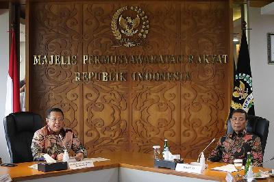 Ketua MPR RI Bambang Soesatyo (kiri) dan Ketua Dewan Pertimbangan Presiden Wiranto bertemu di Kompleks Parlemen, Senayan, Jakarta, 10 Oktober 2022. TEMPO/M Taufan Rengganis