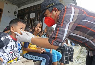 Dokter memeriksa kesehatan sejumlah anak saat peningkatan kasus hepatitis akut pada anak di Indramayu, Jawa Barat, 14 Mei 2022. ANTARA/Dedhez