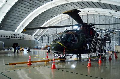 Helikopter AgustaWestland AW 101 dipasangi garis polisi di Hanggar Skadron Teknik 021 Lapangan Udara Halim Perdanakusuma, Jakarta, 9 Februari 2017. 
TEMPO/Imam Sukamto