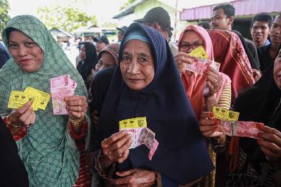 Warga menunjukkan kupon untuk membeli sembako pada operasi pasar murah di Pahandut Seberang, Palangka Raya, Kalimantan Tengah, 6 Oktober 2022. ANTARA/Makna Zaezar