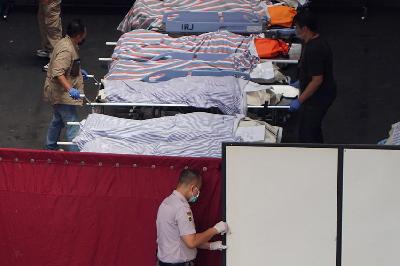 Petugas medis memindahkan jenazah korban Tragedi Kanjuruhan di RSUD Saiful Anwar, Kota Malang, jawa Timur, 2 Oktober 2022. ANTARA/R D Putra