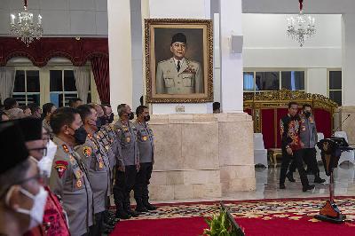 Presiden Joko Widodo (kedua kanan) didampingi Kapolri Jenderal Pol Listyo Sigit Prabowo tiba untuk menyampaikan pengarahan di Istana Negara, Jakarta, 14 Oktober 2022. ANTARA/Sigid Kurniawan
