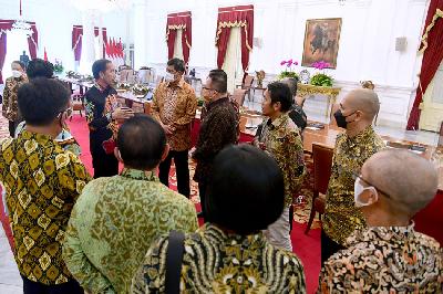 Presiden Joko Widodo menerima laporan hasil investigasi Tim Gabungan Independen Pencari Fakta (TGIPF) Tragedi Stadion Kanjuruhan Malang, di Istana Merdeka, Jakarta, 14 Oktober 2022. BPMI Setpres/Muchlis Jr.