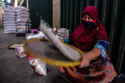 Pekerja memilah beras di Pasar Induk Beras Cipinang, Jakarta. TEMPO/Tony Hartawan