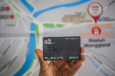 Warga menunjukkan kartu pintar Jak Lingko untuk integrasi transportasi di Stasiun Manggarai, Jakarta, 28 Oktober 2021. TEMPO / Hilman Fathurrahman W
