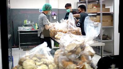 Petugas FoodCycle Indonesia saat memilah makanan yang nantinya akan diberikan kepada para penerima donasi, di Jakarta, 5 Oktober 2022. TEMPO/Hilman Fathurrahman W