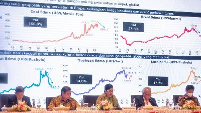 Menteri Keuangan Sri Mulyani (tengah) menyampaikan keterangan kepada wartawan terkait nota keuangan dan Rancangan Anggaran Pendapatan dan Belanja Negara (RAPBN) 2023 di Jakarta, 16 Agustus 2022. TEMPO/Tony Hartawan