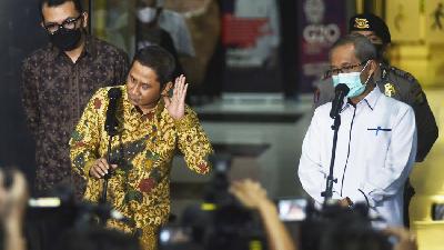 Ketua Komisi Yudisial Mukti Fajar Nur Dewata (kiri) bersama  Wakil Ketua KPK Alexander Marwata , memberikan keterangan pers seusai melakukan pertemuan, di gedung Komisi Pemberantasan Korupsi, Jakarta, 26 September 2022. TEMPO/Imam Sukamto 