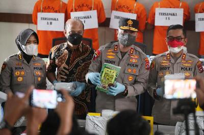 Irjen Pol Teddy Minahasa (kedua dari kanan) saat menjabat sebagai Kapolda Sumbar dan AKBP Dody Prawinegara (kanan) dalam pengungkapan kasus narkoba di Mako Polres Bukittinggi, Sumatera Barat, 21 Mei 2022. ANTARA/Iggoy el Fitra