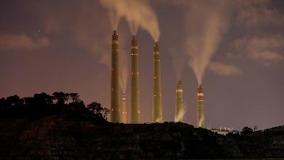 Smoke and steam billows from the coal-fired power plant owned by Indonesia Power, next to an area of Java 9 and 10 Coal-Fired Steam Power Plant Project in Suralaya, Banten, July 11, 2020.
REUTERS/Willy Kurniawan/File Photo
