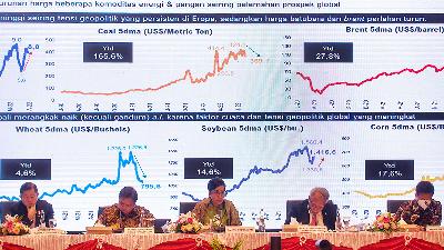 Finance Minister Sri Mulyani (center) explains financial notes and the Draft 2023 State Budget to reporters in Jakarta, August 16.
TEMPO/Tony Hartawan
