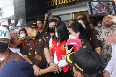 Tersangka pembunuhan berencana Brigadir J, Putri Candrawathi, di gedung Kejaksaan Agung, Jakarta, 5 Oktober 2022. TEMPO/Magang/Aqsa Hamka