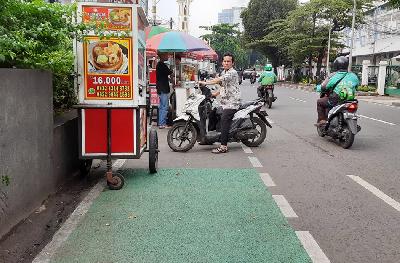 Pedagang berjualan di atas jalur sepeda di Jalan Tentara Pelajar, Jakarta, 17 Oktober 2022. TEMPO/ Magang/ Daffa Sidqi 
