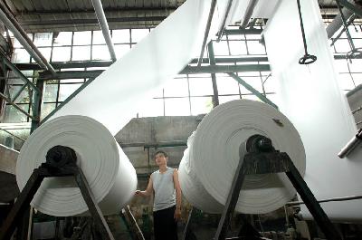 Operator mengawasi gulungan kain dari mesin pabrik tekstil di Kabupaten Bandung, Jawa Barat. TEMPO/ Prima Mulia