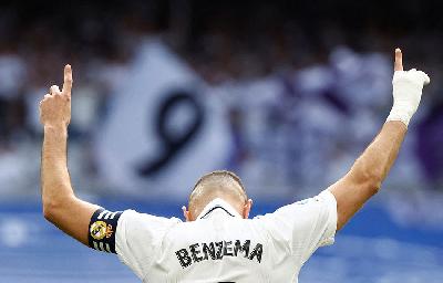 Pemain Real Madrid Karim Benzema merayakan gol pertama dalam LaLiga melawan Barcelona FC di Santiago Bernabeu, Madrid, Spanyol, 16 Oktober 2022. REUTERS/Juan Medina
