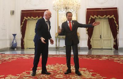 Presiden Joko Widodo menyambut Presiden Induk Asosiasi Sepak Bola Dunia (FIFA) Gianni Infantino di Istana Merdeka, Jakarta 18 Oktober 2022. TEMPO/Subekti