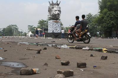 Pengendara sepeda motor melintas usai tragedi di Stadion Kanjuruhan, Malang, Jawa Timur, 2 Oktober 2022. ANTARA/Ari Bowo Sucipto