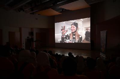 Pelajar menonton film Jerman berjudul "Nine-and-a-half – Your Reporters: Unimaginable! – What Thoughts Can Move" dalam Science Film Festival 2022 di GoetheHaus, Jakarta, 18 Oktober 2022. Goethe-Institut/Sancoyo Purnomo