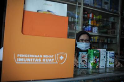 Apoteker menunjukan obat sirup di sebuah apotek di Kota Bandung, Jawa Barat, 19 Oktober 2022. ANTARA/Raisan Al Farisi