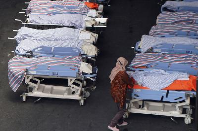 Petugas medis memindahkan jenazah korban tragedi Stadion Kanjuruhan di RSUD Saiful Anwar, Kota Malang, Jawa Timur, 2 Oktober 2022. ANTARA/R D Putra