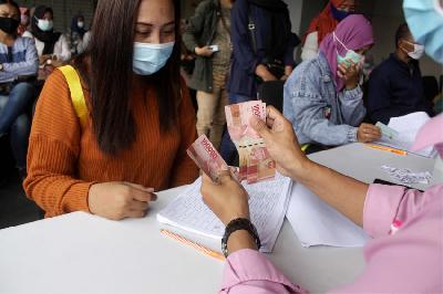 Karyawan korban pemutusan hubungan kerja (PHK) menerima uang Bantuan Langsung Tunai (BLT) di Sidoarjo, Jawa Timur. ANTARA/Umarul Faruq