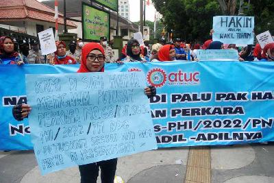 Buruh berunjuk rasa memprotes PHK sepihak oleh perusahaan tempat mereka bekerja saat berlangsung sidang gugatan di Pengadilan Negeri Bandung, Jawa Barat, 29 September 2022. TEMPO/Prima Mulia
