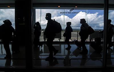 Sejumlah penumpang berjalan menuju terminal kedatangan di Bandara Internasional I Gusti Ngurah Rai, Badung, Bali, 20 Oktober 2022. ANTARA/Ahmad Subaidi