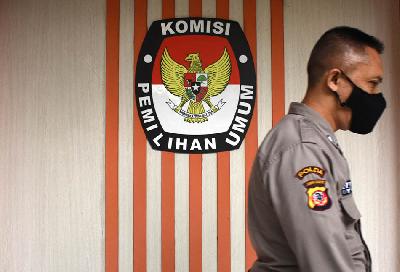 Petugas keamanan melewati koridor kantor KPU Provinsi Jawa Barat di Bandung, Jawa Barat, 28 Februari 2022. TEMPO/Prima mulia