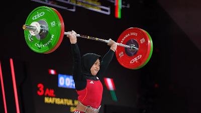Siti Nafisatul Hariroh saat berlaga dikelas 45 kg, hari pertama International Weightlifting Federation Asian Championships 2022 di Manama, Bahrain, 8 Oktober 2022/Dok Pribadi