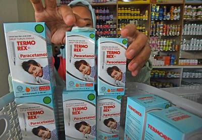 Petugas mengumpulkan sejumlah kemasan obat sirup penurun panas untuk tidak dijual dan diedarkan di salah satu apotek di Kota Serang, Banten, 21 Oktober 2022. ANTARA/Asep Fathulrahman