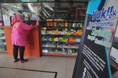 Apoteker melayani pembeli obat di salah satu apotek di Kudus, Jawa Tengah, 21 Oktober 2022. ANTARA/Yusuf Nugroho