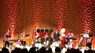 Franki Raden dan Indonesian National Orchestra berpentas di gedung Elbphilharmonie Hamburg, Jerman, 17 Oktober 2022. Nelden Djakababa Gericke 