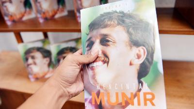 Buku Mencintai Munir karya Suciwati di Kemang, Jakarta,  14 September 2022/TEMPO/Febri Angga Palguna