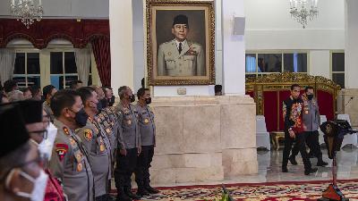 Presiden Joko Widodo (kedua kanan) didampingi Kapolri Jenderal Pol Listyo Sigit Prabowo tiba untuk menyampaikan pengarahan kepada 559 pejabat Polri yang terdiri dari Pati Mabes Polri, Kapolda, dan Kapolres seluruh Indonesia, di Istana Negara, Jakarta, 14 Oktober 2022./ANTARA /Sigid Kurniawan