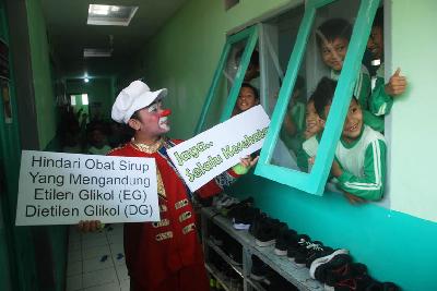 Sukarelawan dari kelompok Badut Necis melakukan kampanye terkait penyakit ginjal akut pada santri di Madrasah Ibtidaiyah Darussalam, Bandung, Jawa Barat, 21 Oktober 2022. TEMPO/Prima mulia