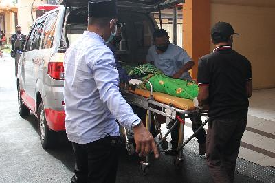 Petugas medis memasukkan jenazah Reivano Dwi Afriansyah, korban tragedi Kanjuruhan ke-134, di Rumah Sakit Syaiful Anwar (RSSA) Malang, Jawa Timur, 21 Oktober 2022. ANTARA/Ari Bowo Sucipto