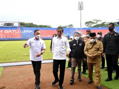 Ketua Persatuan Sepak Bola Indonesia (PSSI), Mochamad Iriawan (kiri) mendampingi Presiden Joko Widodo meninjau Stadion Kanjuruhan di Malang, Jawa Timur, 5 Oktober 2022. Dok. PSSI