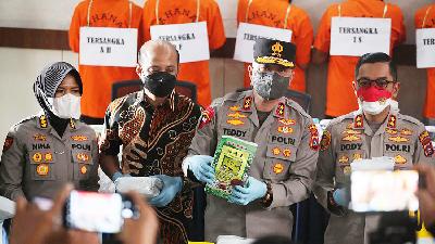 West Sumatra Police Chief Insp. Gen. Teddy Minahasa (second right), accompanied by Bukittinggi Police Chief Sr. Adj. Comr. Dody Prawiranegara (right), shows a package of crystal methamphetamine to reporters at the Bukittinggi Police Headquarters, West Sumatra, May 21.
ANTARA/Iggoy El Fitra
