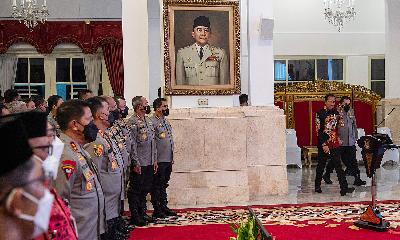 President Joko Widodo (second right), accompanied by National Police Chief Gen. Listyo Sigit Prabowo, arrives to brief to 559 high-ranking police officers at the State Palace, Jakarta, October 14.
Antara/Sigid Kurniawan
