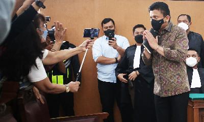 Ferdy Sambo, holding a black book, greets the reporters as he enters the courtroom of the South Jakarta District Court, October 20.
TEMPO/Hilman Fathurrahman W
