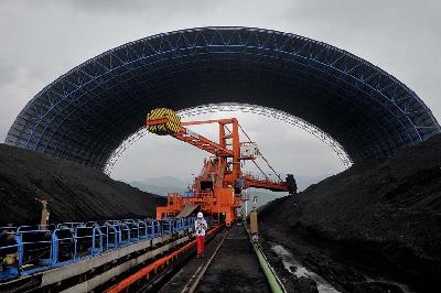 Pekerja di lokasi pasokan batu bara di Pembangkit Listrik Tenaga Uap (PLTU) Pelabuhan Ratu, Sukabumi, Jawa Barat. TEMPO/Tony Hartawan