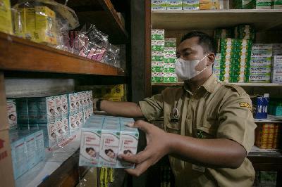 Petugas Dinas Kesehatan Solo melakukan sidak apotek di Solo, Jawa Tengah, 24 Oktober 2022. ANTARA/Mohammad Ayudha